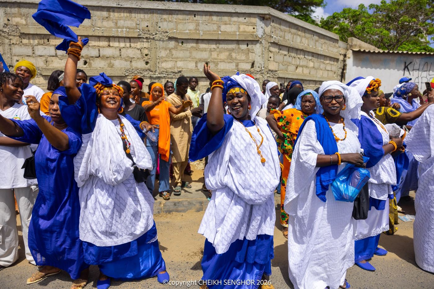 Mujeres con trajes de gala en el recorrido