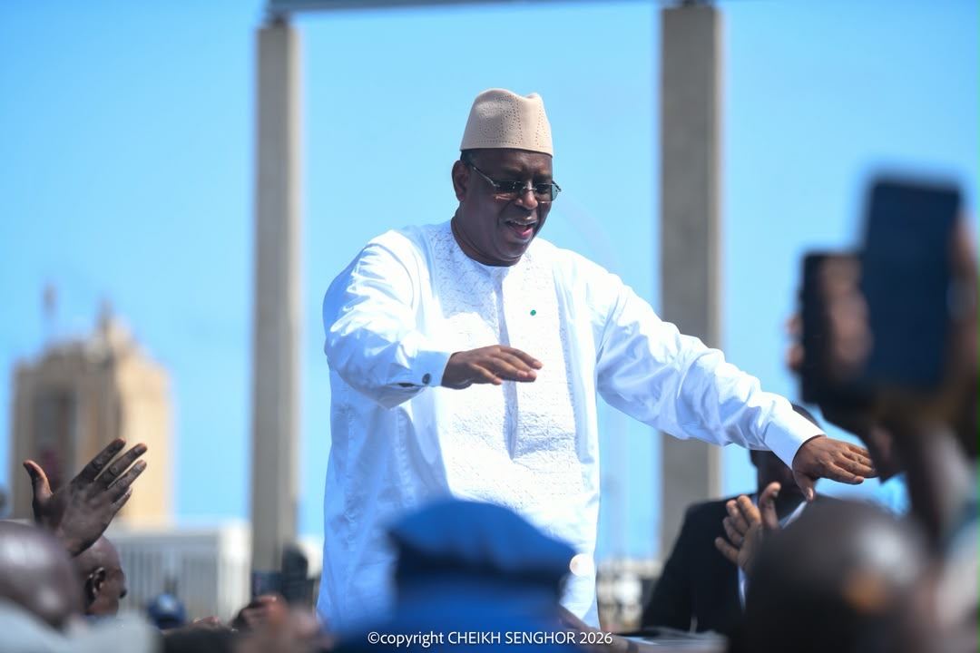 El Presidente Macky Sall saluda a la multitud