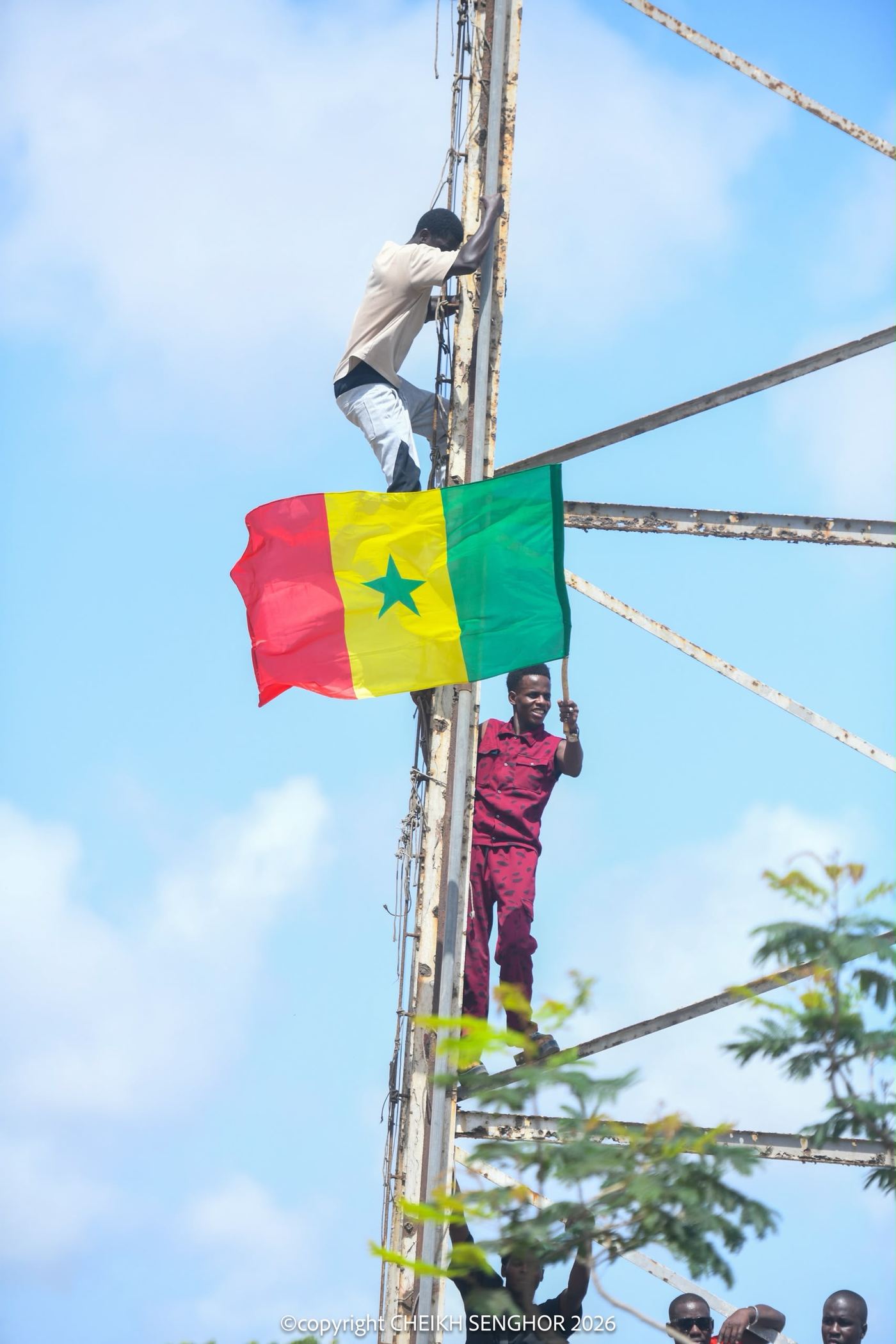 Una bandera senegalesa izada en lo alto de un poste