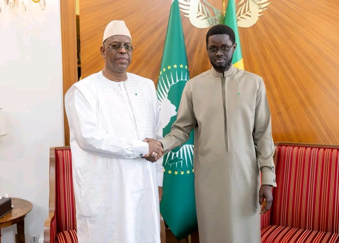 El apretón de manos de los Presidentes Bassirou Diomaye Faye y Macky Sall